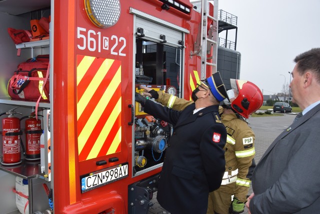 Po przekazaniu strażacy zaprezentowali możliwości nowego wozu