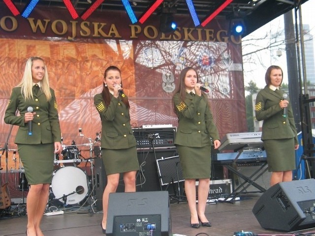 W zespole wokalnym śpiewają Ewelina Pyrtej, Karolina Markowska, Natalia Szarameta i Aleksandra Sas.