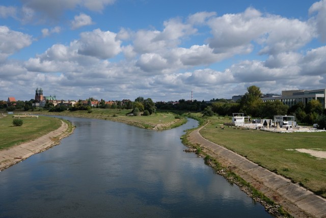 Betonowe umocnienia brzegów rzeki są w kiepskim stanie technicznym. Dlatego postanowion je przebudować. Miasto chciało też wybudować między innymi zatoczki, slipy do wodowania łodzi