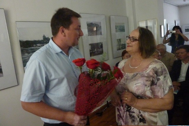 Krystyna Wasilkowska-Frelichowska z Przemysławem Jankowskim, burmistrzem Nieszawy podczas promocji książki.