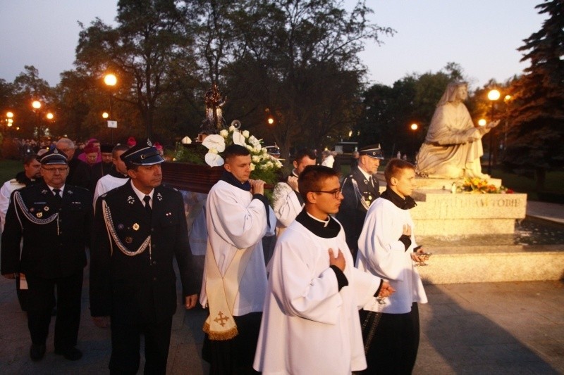 Arcybiskup Ryś  z paliuszem w dzień św. Faustyny. Zobacz, kto szedł w procesji [zdjęcia]