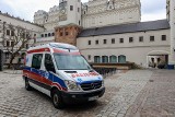 Na dziedzińcu Zamku Książąt Pomorskich w Szczecinie przekazano ambulans. Dokąd on pojedzie?