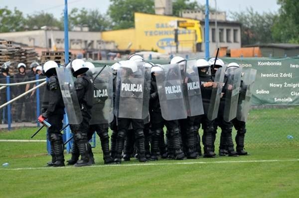 Kibiców na stadionach dość łatwo może zatrzymać policja. Gorzej jest z ich działaniami poza obiektami sportowymi.
