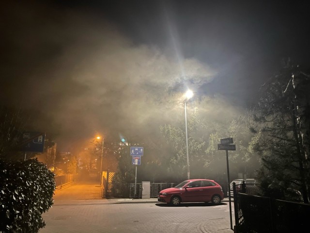 Smog na jednym z bydgoskich osiedli nocą. Pojawia się, gdy robi się zimno i ludzie mocniej palą w piecach