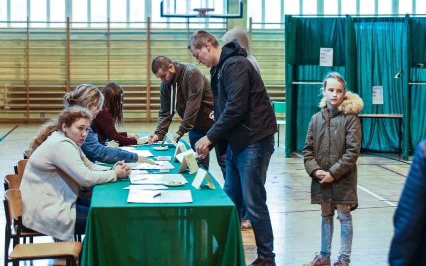 Wybory samorządowe II tura WYNIKI EXIT POLL PiS przegrywa w Krakowie i w Gdańsku