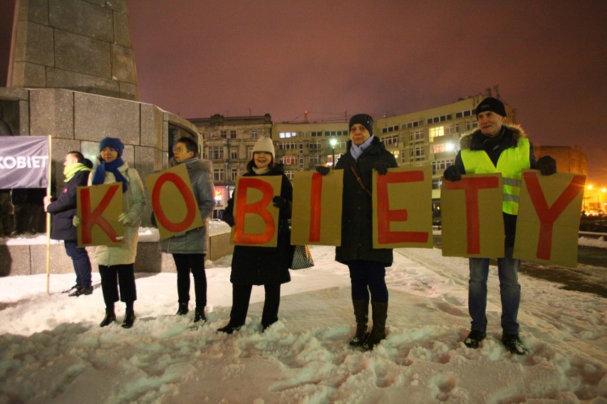 Manifestacja w obronie praw kobiet na Placu Wolności. Protest zgromadził około 500 osób [zdjęcia]