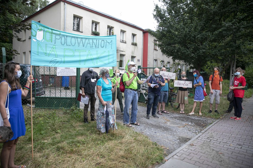 Protest pod siedzibą Związku Łowieckiego. "Stop polowaniom na ptaki, niech lecą!"