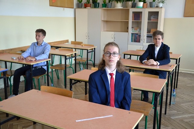 Uczniowie ósmej klasy ze Szkoły Podstawowej numer 4 w Stalowej Woli przed egzaminem