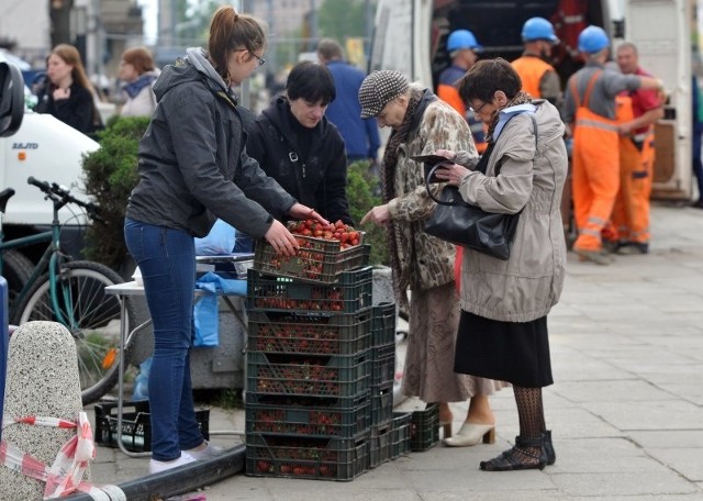 Truskawki są coraz tańsze. Lubicie ciasto z truskawkami?