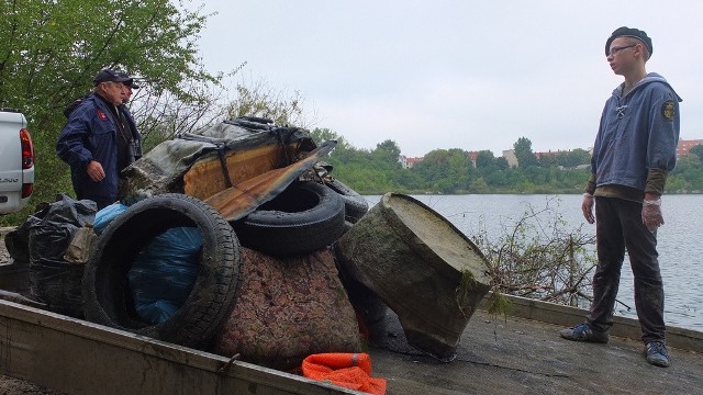 Niecałe dwa miesiące temu grupa  ochotników sprzątała nie tylko brzegi kamionki, ale także dno. Wyciągnięto ponad dwie tony śmieci.