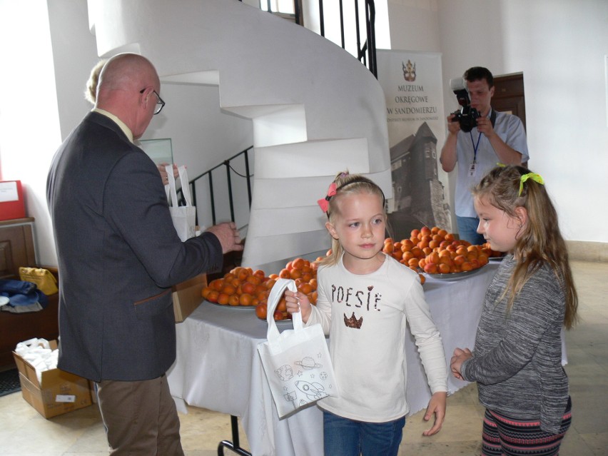 Sandomierskie przedszkolaki przekonują w swoich pracach plastycznych do zdrowego żywienia i higienicznego trybu życia 