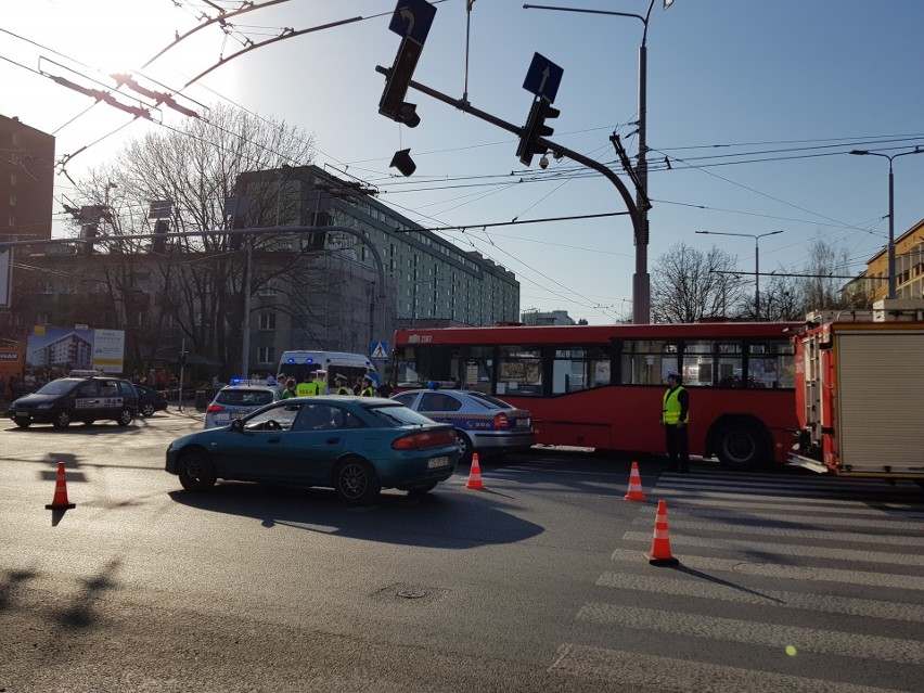 Autobus wjechał w słup na ul. Narutowicza w Lublinie. Kierująca przeprosiła pasażerów