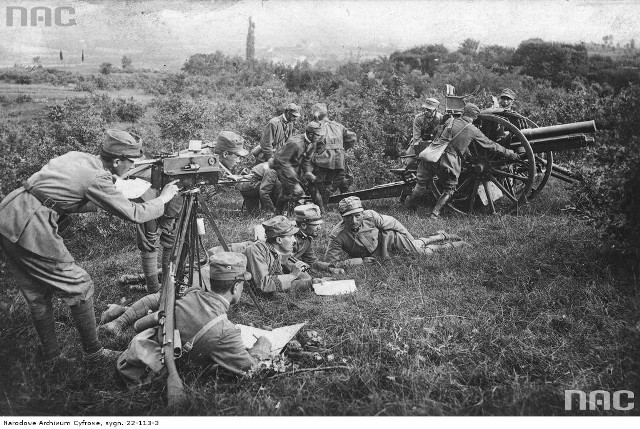 Żołnierze włoscy obliczają cele do ostrzału artyleryjskiego, 1914 a 1918.