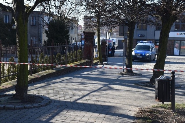 Na placu Kościuszki w Pleszewie doszło do podwójnego zabójstwa. Jak nieoficjalnie udało nam się dowiedzieć, dwie osoby nie żyją, trzecia trafiła do szpitala.