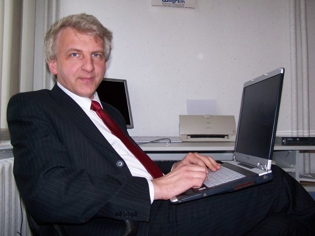 Tadeusz Konarski - z podstawówek i gimnazjów zrobił zinformatyzowane e-szkoły
