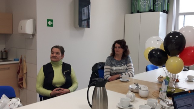 Pani Kasia (pierwsza z prawej) do Niemiec do pracy przy opiece nad osobami starszymi wyjeżdża od 4 lat. Na spotkaniu dzieliła się doświadczeniami.