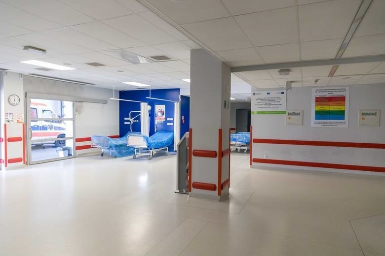 Białystok. Uniwersytecki Szpital Kliniczny zamyka drzwi.  W obawie przed koronawirusem [ZDJĘCIA]