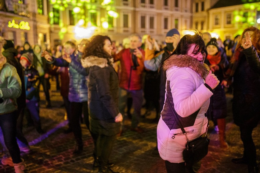 Tarnowianie bez fajerwerków, ale w tanecznych rytmach przywitali Nowy Rok [DUŻO ZDJĘĆ]