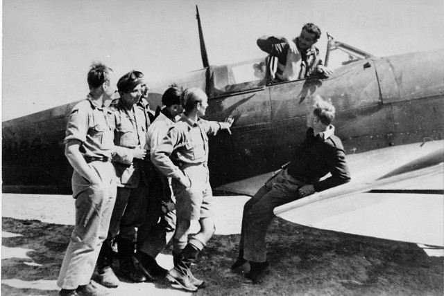 Piloci Polish Fighting Team (zespołu zwanego "cyrkiem Skalskiego") przed samolotem, 1943 r.