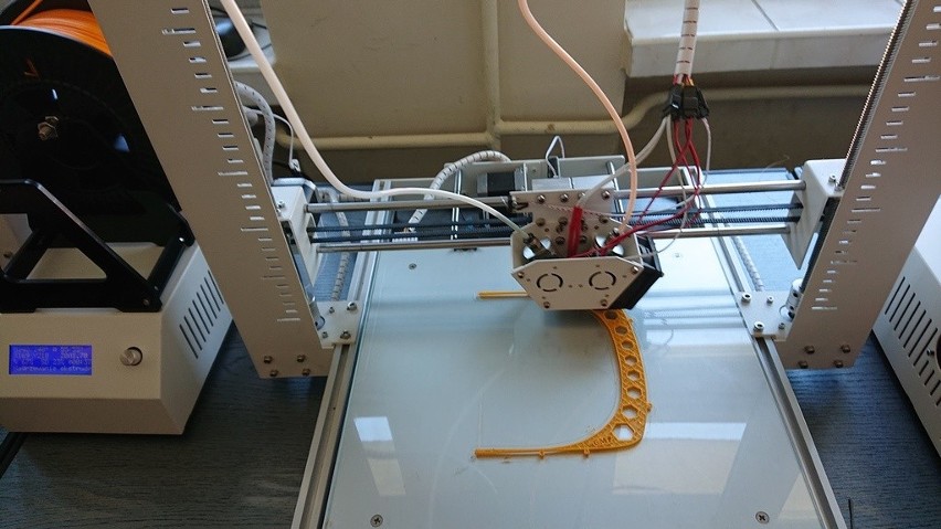 Nauczyciele z Zespołu Szkół nr 5 w Stargardzie drukują w 3D części do przyłbic i gogli dla szpitala ZDJĘCIA, WIDEO