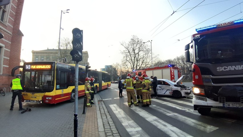 Wypadek z udziałem autobusu miejskiego. Taksówka wjechała mu pod koła