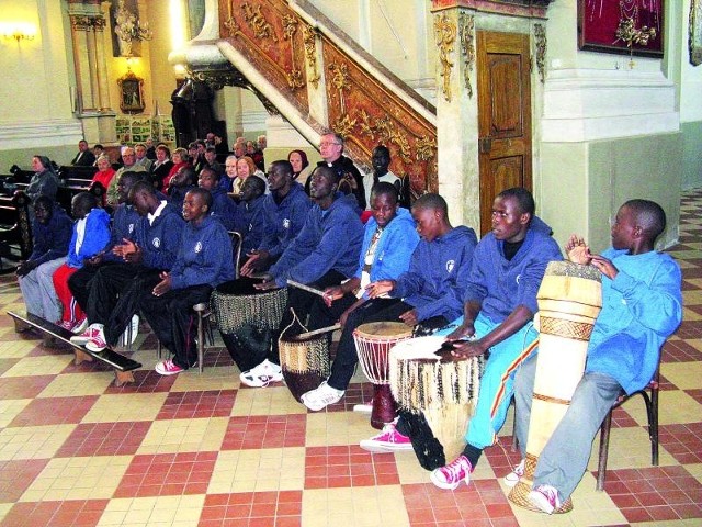 Goście z Ugandy uczestniczyli we mszy św. w różanostockim sanktuarium
