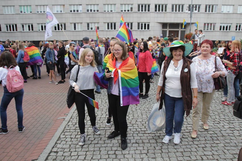 Marsz Równości w Katowicach. Setki młodych ludzi, drag queens i muzyka z trucków DUŻO ZDJĘĆ 