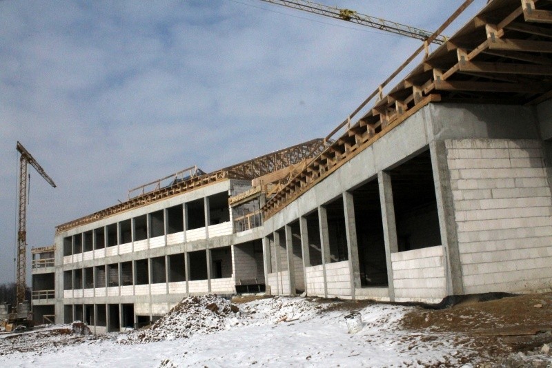 Dziekanowice.  Budowa szkoły zatrzymana w kadrach. Od kamienia węgielnego po stan surowy zamknięty [ZDJĘCIA]