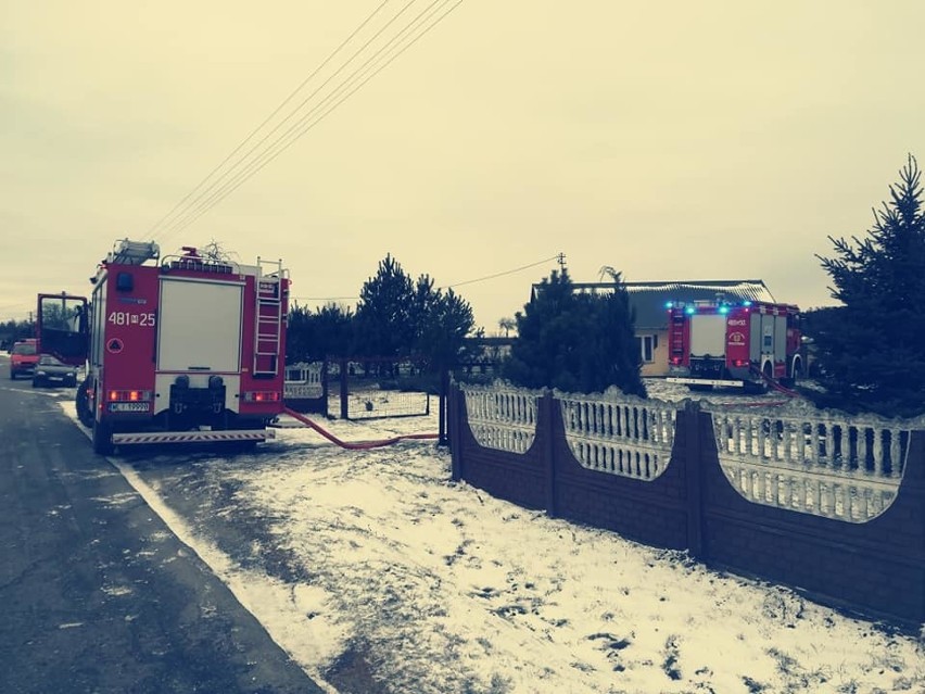 Pożar w Dubrawie w gminie Rzeczniów. Strażacy z powiatu lipskiego gasili drewnianą szopę z opałem