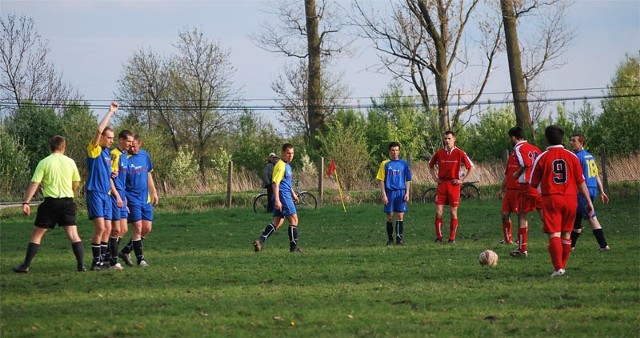 Mrowlanka Mrowla - Dąb DąbrowaMrowlanka (niebieskie stroje) odniosla drugie zwyciestwo w rundzie wiosennej. Tym razem w derbowym spotkaniu pokonala Dąbrowe 2-1.