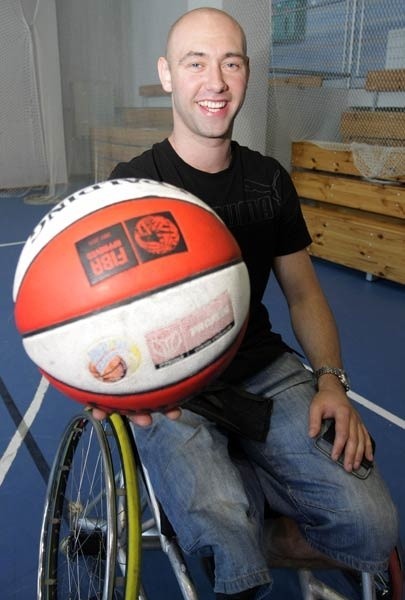 Mateusz Filipski jest jednym z najlepszych na świecie koszykarzy na wózkach.