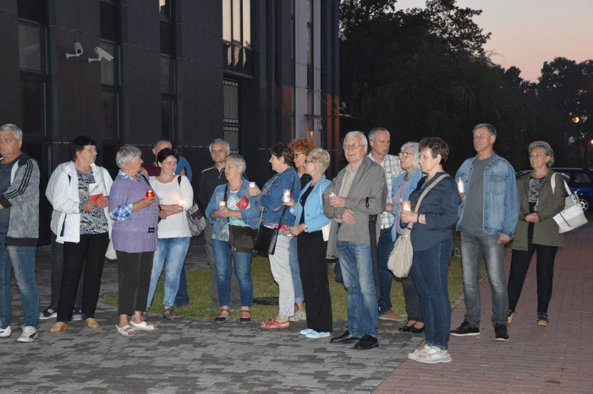 Hymn, czytanie konstytucji i okrzyki. Kolejny protest przed sądem w Starachowicach