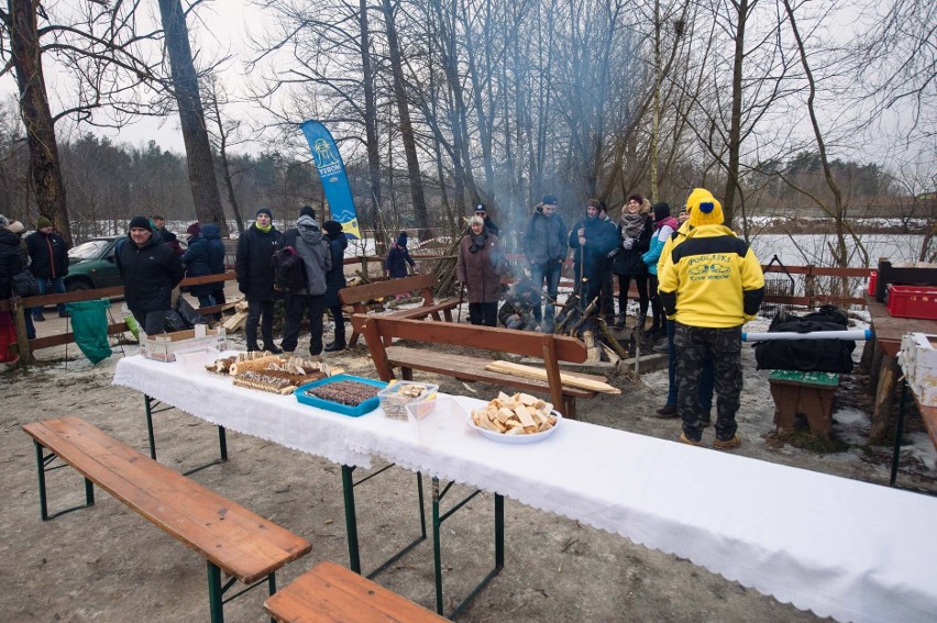 Charytatywne morsowanie w Szepietowie. Społeczność morsów zebrała ponad 20 tys. zł dla trzynastolatki z nowotworem mózgu (zdjęcia)