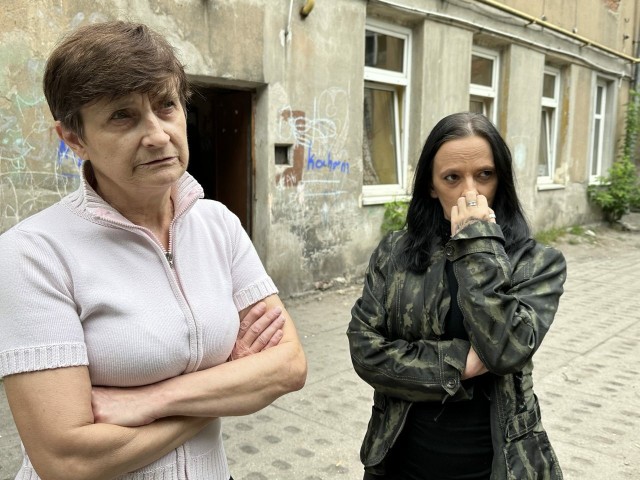 Katarzyna Klimczak, lokatorka z parteru na zdjęciu z lewej, mówi iż lokatorzy już w 2015 r mieli być wyprowadzeni z kamienicy przy ul. Młynarskiej 2.
