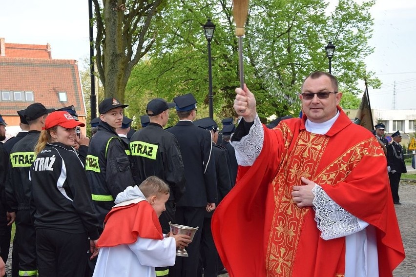 Strażacy z Czerska świętowali. Przeszli przez miasto na mszę. Dostali medale [zdjęcia]