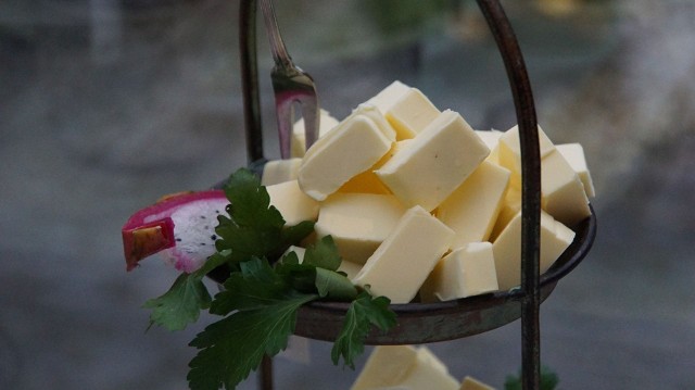 Masło otrzymuje się wyłącznie w wyniku zmaślania śmietanki pasteryzowanej nie ukwaszonej lub ukwaszonej (śmietany). Zarówno śmietanka, jak i śmietana przeznaczone do wyrobu masła, powinny zawierać co najmniej 25 – 35 procent tłuszczu. A ile procent tłuszczu musi zawierać masło? Co to jest masło półtłuste? Sprawdźcie w naszej galerii.