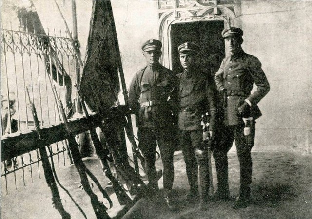 Oficerowie pierwszej polskiej warty na krakowskim odwachu: Czesław Zajączkowski, Wilhelm Stec, Jan Gawron