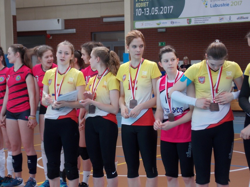 Turniej siatkówki dziewcząt w Nowej Soli ramach 23....