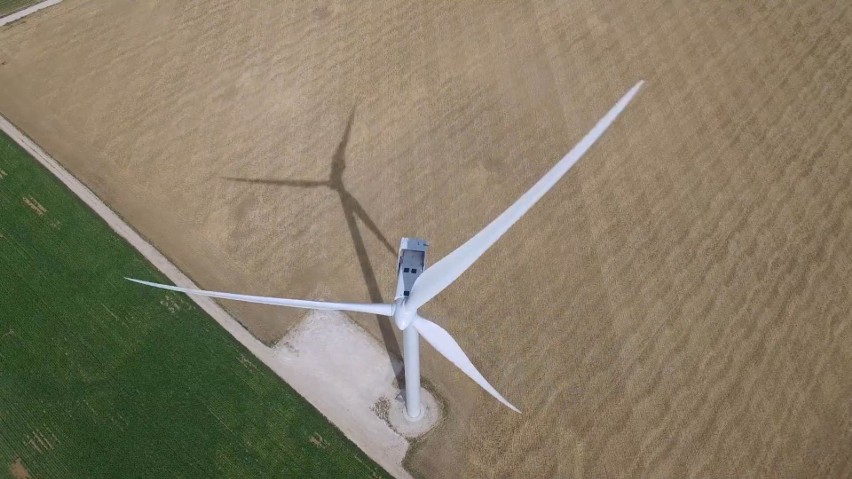 Tak wyglądają wiatraki budowane przez firmę Akuo Energy.