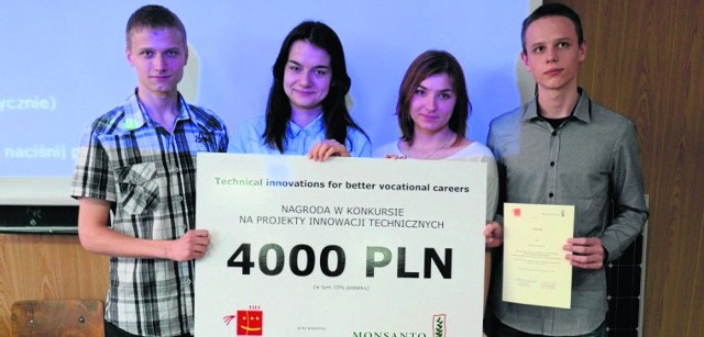 Zwycięzcy konkursu, uczniowie kasy 2TI1 radomskiego "elektronika": Jakub Tomczyk, Magdalena Ziętek, Julita Warchoł i Piotr Kowalczyk, otrzymali w nagrodę cztery tysiące złotych do podziału.