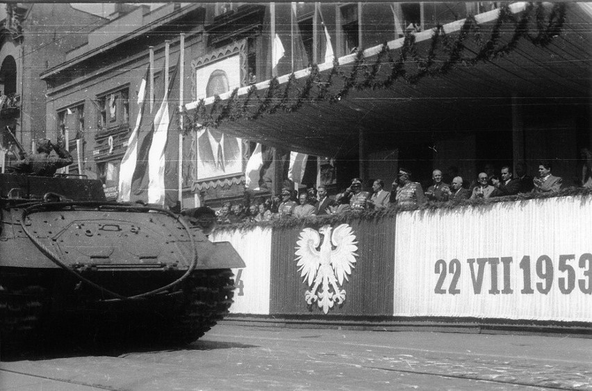 TAJEMNICE ŚLĄSKA: Jak licealistki z Katowic na drzwiach UB nalepiły ulotkę: Precz ze Stalinogrodem. 70 lat temu tak nazwano Katowice 