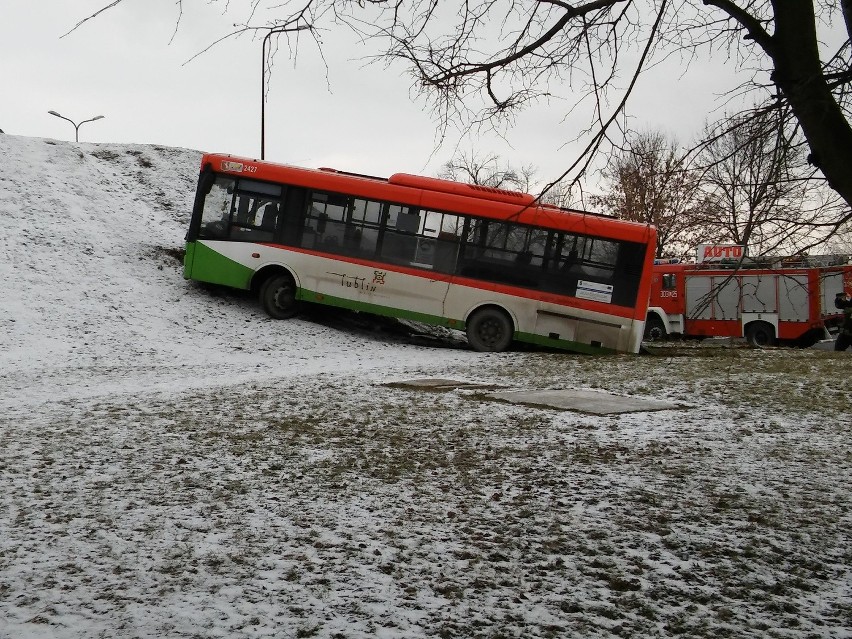 Wypadek na Doświadczalnej: Samochód osobowy zderzył się z autobusem MPK 