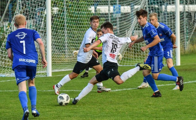 Zawisza Bydgoszcz - Unia Solec Kujawski 0:2 w meczu sparingowym. Gole dla Unii strzelili Oliwer Moranowski (18), Hubert Chołuj (55). Spotkanie rozegrani w Bydgoszczy na boisku treningowym przy stadionie Zawiszy. Gospodarze szykują się do rozgrywek IV ligi, do tej pory pokonali 7:1 Łokietka Brześć Kujawski, przegrali 1:3 ze Spartą Brodnica i zremisowali 1:1 z Jeziorakiem Iława. Unia zagra w nadchodzącym sezonie w klasie okręgowej. ZOBACZCIE ZDJĘCIA Z MECZU, WYSTARCZY SKORZYSTAĆ ZE STRZAŁEK