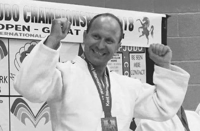 W środę, 19 lutego, w Kielcach odbędzie się pogrzeb znanego judoki Adama Kowalskiego. Zmarł na atak serca - 24 stycznia w Londynie. Miał 46 lat. Msza pogrzebowa odprawiona zostanie w kościele Miłosierdzia Bożego w Kielcach. Początek o godzinie 12. Dalsze uroczystości na cmentarzu w Cedzynie. Adam Kowalski to  były judoka Błękitnych Kielce (1992 - 1993), UMKS Żak Kielce (1996 - 1999). W kadrze narodowej był sparingpartnerem Beaty Maksymow. Zmarł na atak serca w Anglii. Nadal trenował judo i to z powodzeniem. Przygotowywał się do mistrzostw Europy weteranów i do mistrzostw świata weteranów w Krakowie. -Adasia dobrze znałam, trenowałam z nim w Żaku. Jak byłam w Anglii to się spotkaliśmy. Bardzo miły, pogodny, życzliwy człowiek. Jeśli ktoś Go poprosił o pomoc, to nigdy nie odmawiał. Przygotowywał się do mistrzostw świata weteranów w Krakowie. Mieliśmy się spotkań... Niestety, przyszła ta smutna wiadomość, z którą trudno się pogodzić - powiedziała Kinga Kubicka, znana kielecka judoczka. Śmierć Adama Kowalskiego poruszyła wiele osób w Polsce i za granicą, o czym świadczą chociażby wpisy w mediach społecznościowych. "Adaś! Kto by pomyślał, przecież byłeś niezniszczalny!" - napisała Edyta Witkowicz, była utytułowana judoczka Błękitnych Kielce. -To był wspaniały człowiek, prywatnie dusza towarzystwa. Pogodny, uśmiechnięty, otwarty na ludzi. Ciężko pogodzić się z tym, że się już nie spotkamy na turnieju, nie porozmawiamy przy kawie. To wielka strata dla polskiego judo - powiedziała nam Edyta Witkowicz, była utytułowana zawodniczka Błękitnych Kielce. Spotkali się w Błękitnych Kielce. Trenerem był wtedy Andrzej Witkowicz. -Adam miał predyspozycje wydolnościowe do osiągania dobrych wyników. To był prawdziwy wojownik. Nie "spalał się", jak miał walczyć z mocniejszym rywalem. Był też bardzo lubiany w grupie - dodał Andrzej Witkowicz, ceniony szkoleniowiec judo, za którego zawodnicy Błękitnych Kielce odnieśli największe sukcesy w historii klubu. Wyniki Adama KowalskiegoRok 2009National Championships -90  kg złoto, open	srebroRok 2010London Open -90 kg brąz Rok 2014National Championships -90 kg złotoRok 2015Seniors Nationals Close -90 kg srebroRok 2016Kent International-90 kg masters złoto, -90 kg seniorów brązHigh Wecombe Masters -90 kg złotoSeniors Nationals Open -90 kg złotoSeniors Nationals Open open brązSeniors Nationals Close -90	złotoRok 2017Seniors Nationals Close -90	brązRok 2018Kent international -90 kg złotoHigh Wecombe Masters -90 kg złotoSeniors Nationals Open -90 kg złotoSeniors Nationals Close  -90 kg złotoLondon Open Masters	-90 kg złotoOtwarte Mistrzostwa Polski Weteranów	-90 kg   złotoMistrzostwa Europy Weteranów 	-90 kg 5 miejsceBritish Open Veterans Championships -90 złotoRok 2019Kent International masters	-90 kgsrebroHigh Wecombe He-waza  championchips open senior złoto 	High Wecombe He-waza  championchips open masters	złotoLondon open  -90 	masters		złotoEasten Area Open Championships -90 kg	seniorów brązJak nam powiedział przyjaciel zmarłego - Łukasz Klimek, Adam Kowalski brał również udział w London Marathon w 2009 roku i ukończył go z czasem 3:12. - Wystartował też w kilku półmaratonach oraz w biegu 24- godzinnym, który ukończyliśmy na 15 miejscu w grupach 8-osobowych (zawodowych) - dodał Łukasz Klimek.  		Biorąc udział w zawodach London Open w 2010 roku uległ tylko w półfinale Gordonowi Windsdon, olimpijczykowi. Na Wyspach Adam Kowalski reprezentował dwa kluby judo: Barnet Judo Club oraz Ealing Judo Club.Dorota Kułaga