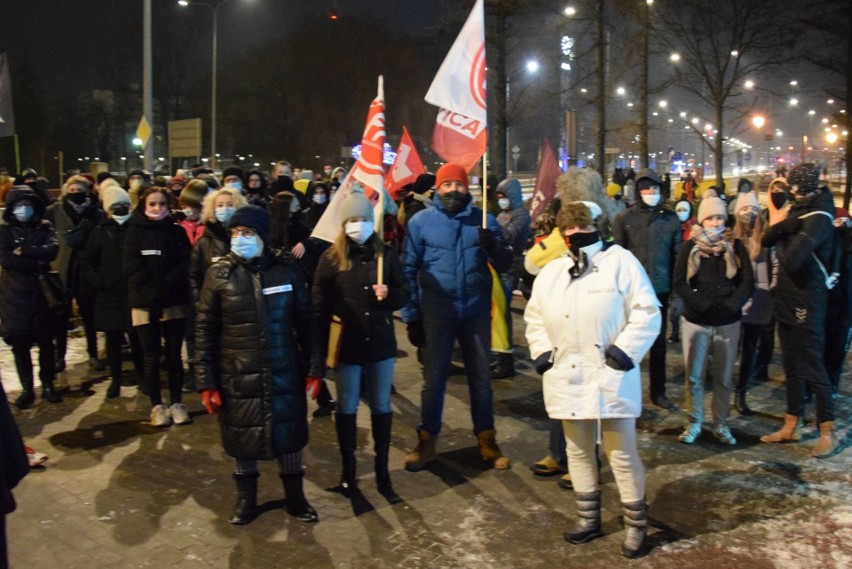 Kolejny protest kobiet w Kielcach pod siedzibą Prawa i Sprawiedliwości. Maszerował tłum, mnóstwo młodzieży [ZAPIS TRANSMISJI]