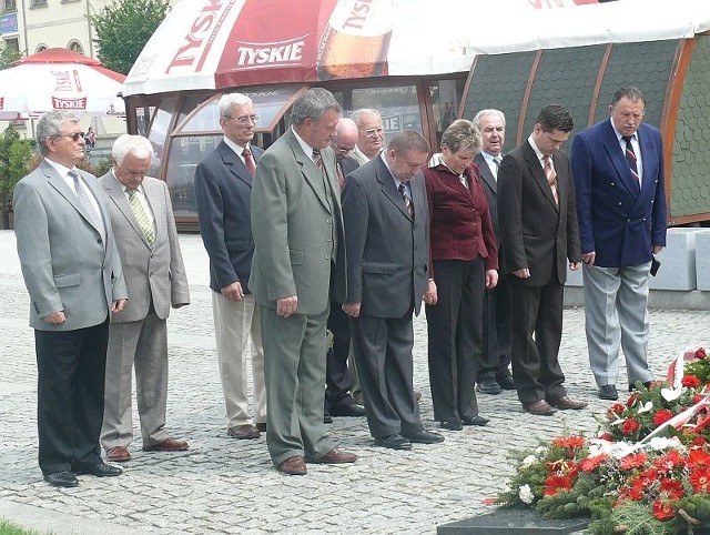 Ostrowieccy działacza Sojuszu Lewicy Demokratycznej składają wieniec pod pomnikiem pomordowanych w 1942 roku.