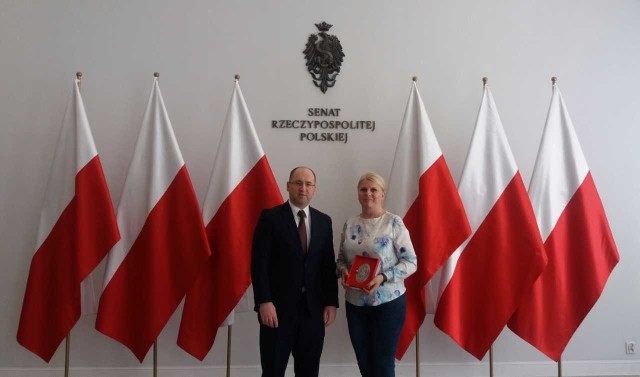 Agnieszka Gierwatowska otrzymała Medal Senatu RP z rąk wicemarszałka Senatu, Adama Bielana, za swoją działalność społeczną.