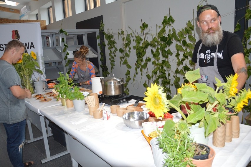 Letnie gotowanie w hali owocowo – warzywnej „Zieleniak” w Stalowej Woli. Zobacz zdjęcia