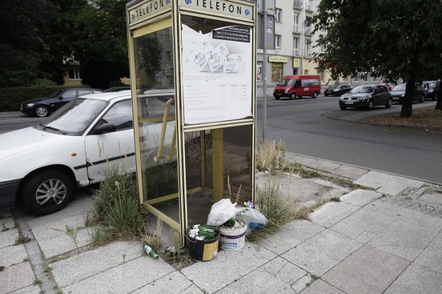 Czytelnicy skarżą się, że służby porządkowe nie reagują na bałagan przy ul. Kośnego.