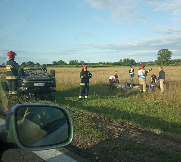 Popiołówka. Wypadek na DK8. Trasa Augustów - Białystok. Dachowanie osobówki [ZDJĘCIA]